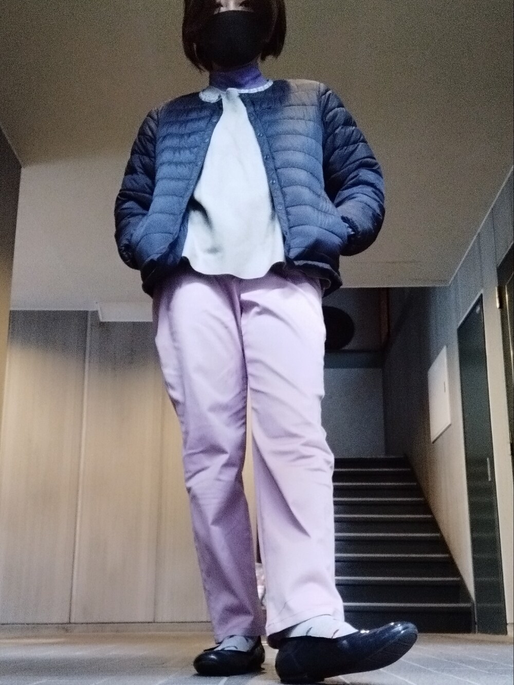 グレー系のTシャツ/カットソー、ピンク系のチノパンツ、パープル系のシャツ/ブラウスを着用したレディースの冬コーディネートの2枚目の写真