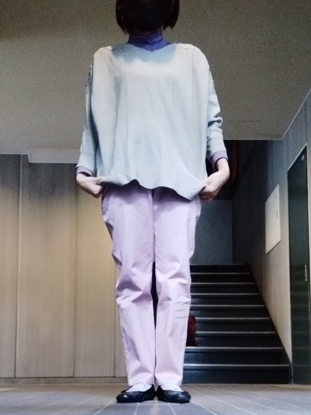 グレー系のTシャツ/カットソー、ピンク系のチノパンツ、パープル系のシャツ/ブラウスを着用したレディースの冬コーディネートの3枚目の写真