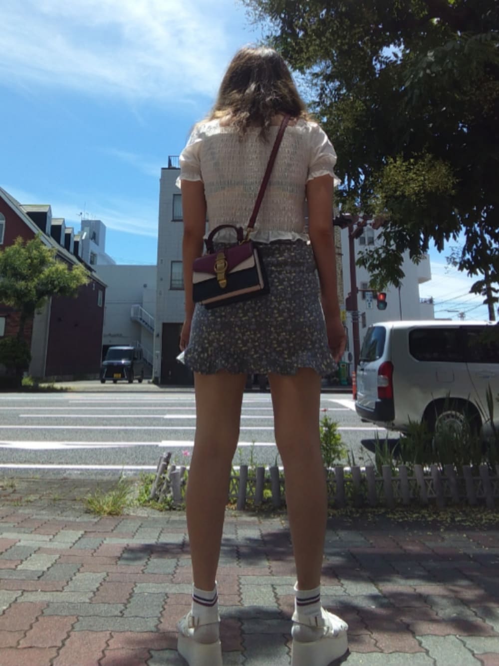 ホワイト系のサンダル、その他のデニムスカート、ホワイト系のTシャツ/カットソーを着用したレディースの夏コーディネートの2枚目の写真