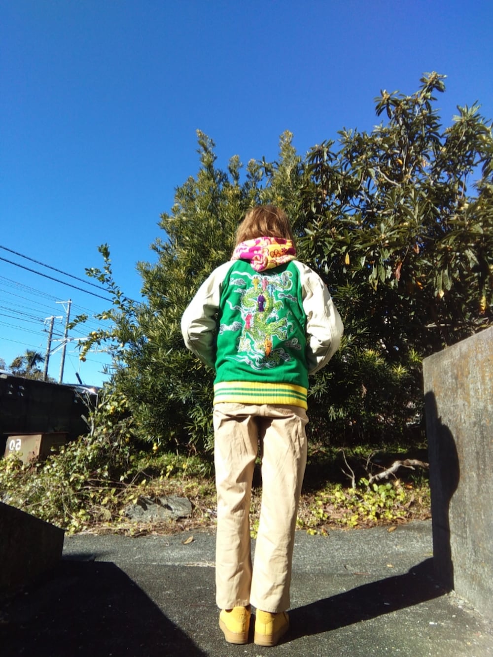 ベージュ系のチノパンツ、イエロー系のスニーカー、イエロー系のスウェットを着用したレディースの春コーディネートの2枚目の写真