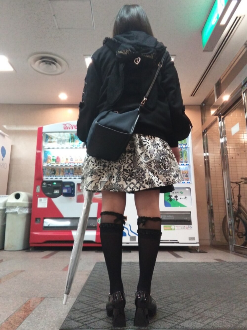 ブラック系のパンプス、ブラック系のパーカー、ブラック系のソックス/靴下を着用したレディースの春コーディネートの3枚目の写真