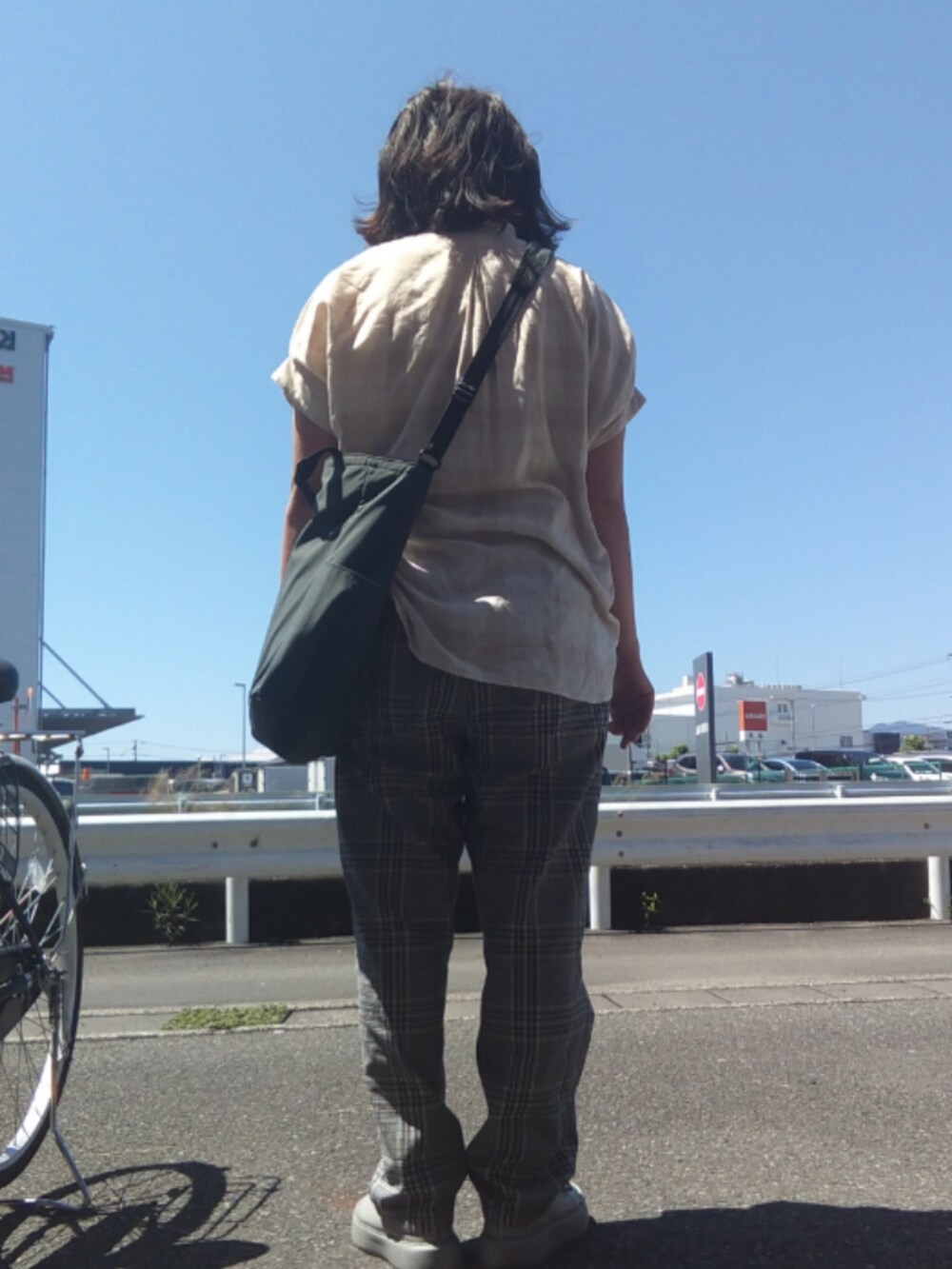 ベージュ系のTシャツ/カットソー、グレー系のその他パンツ、グレー系のスニーカーを着用したレディースの夏コーディネートの2枚目の写真