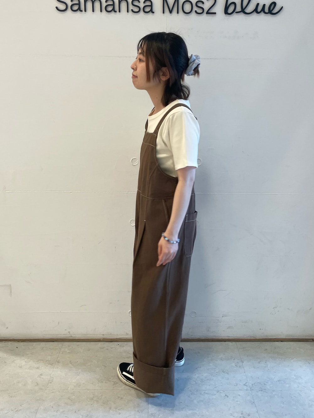 「低身長コーデ、ehka sopo」｜「ehka sopoの配色ステッチサロペット（サロペット/オーバーオール、ブラウン系）」を使った、オオツカさん（レディース・149cm）の夏コーディネートの2枚目の写真