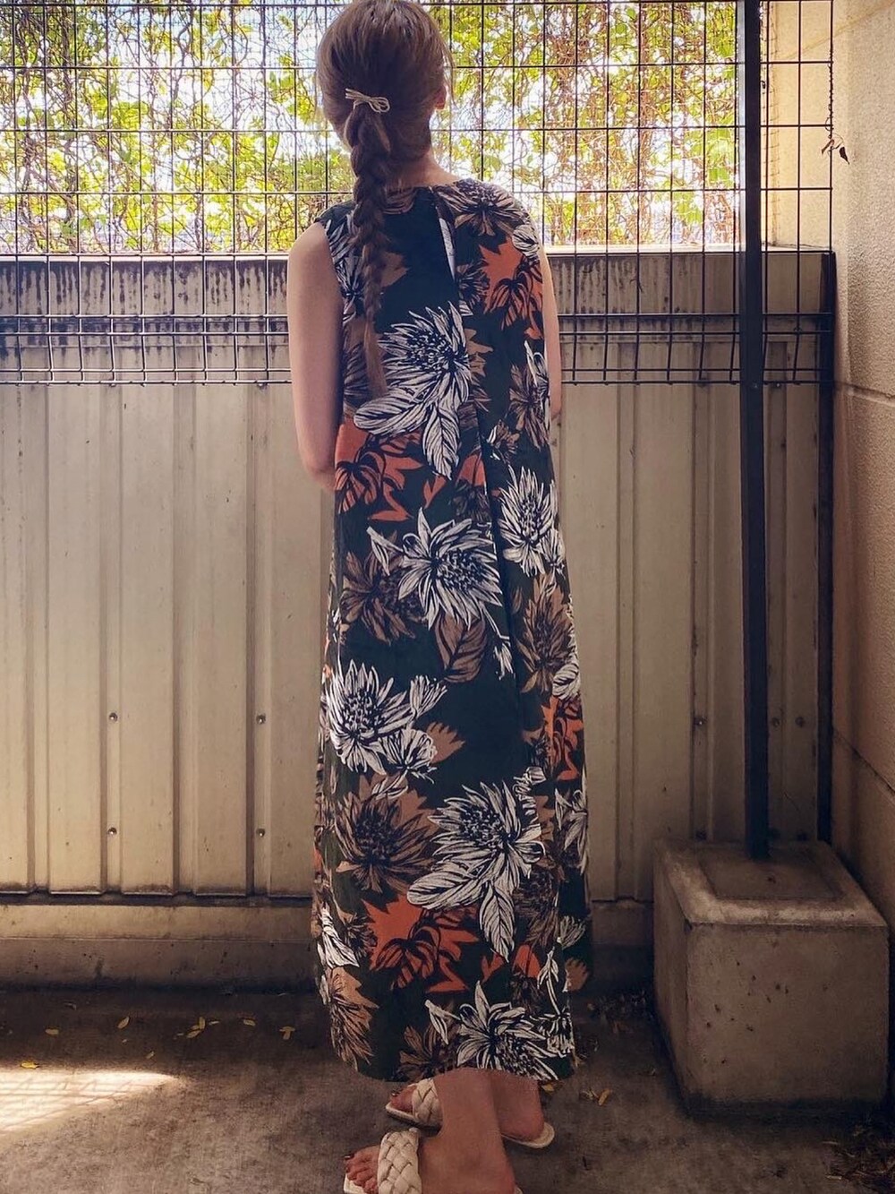 ホワイト系のサンダル、グリーン系のワンピース、ベージュ系のハットを着用したレディースの夏コーディネートの4枚目の写真