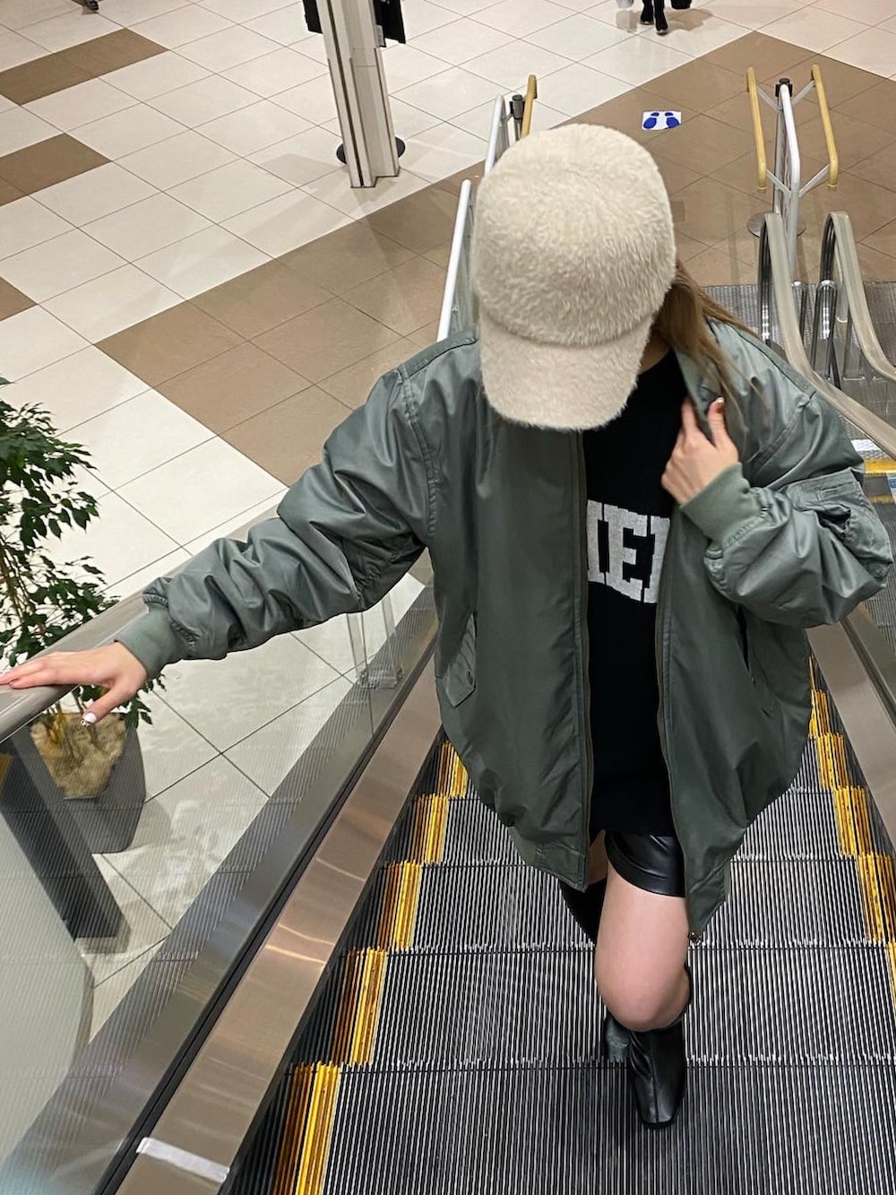 「オトナ女子、高身長コーデ、カジュアルコーデ、ビックシルエット、メンズアイテム、MA-1、ロゴニット、キャップ、キャップ女子、シャギーキャップ、ブラックコーデ、ショートパンツ、レザーショートパンツ、コロニー、コロニー2139」｜「COLONY 2139のシャギーキャップ（キャップ、ホワイト系）」を使った、meiさん（レディース・166cm）の秋コーディネートの2枚目の写真