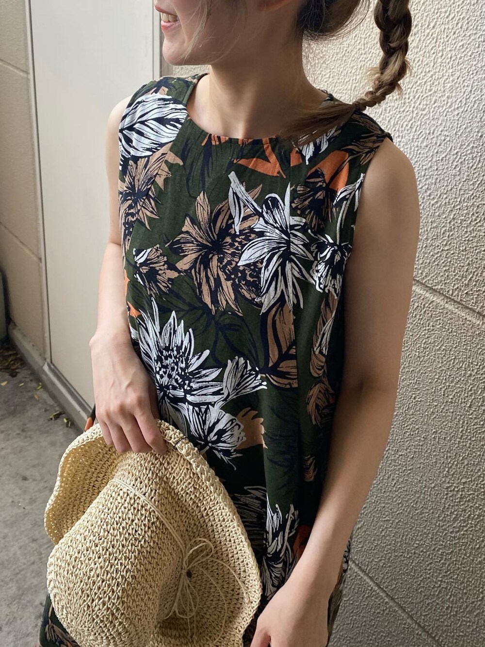 ホワイト系のサンダル、グリーン系のワンピース、ベージュ系のハットを着用したレディースの夏コーディネートの2枚目の写真