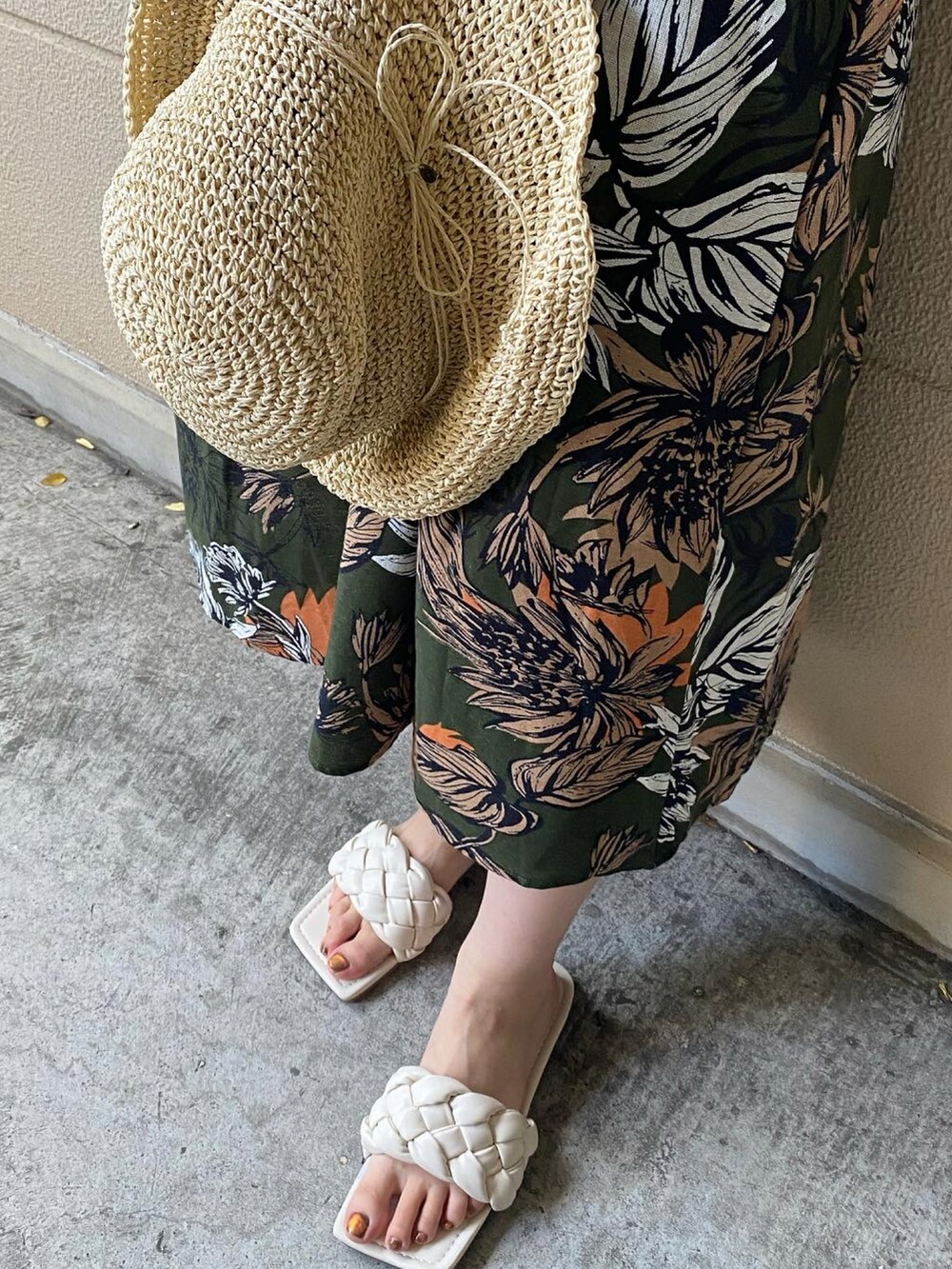 ホワイト系のサンダル、グリーン系のワンピース、ベージュ系のハットを着用したレディースの夏コーディネートの3枚目の写真