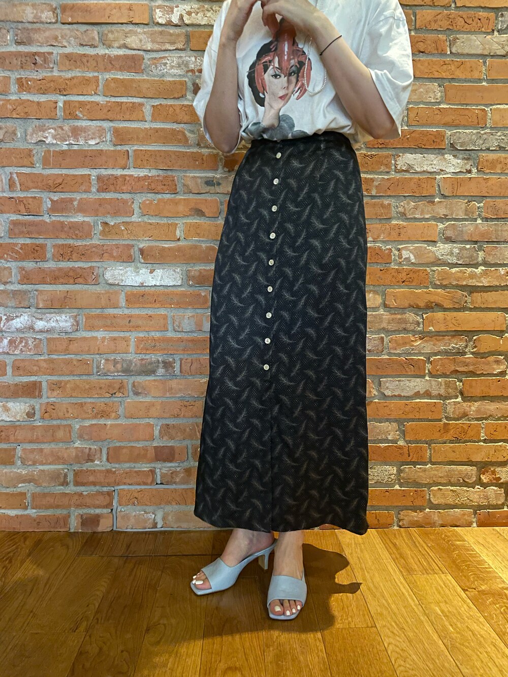 ブルー系のサンダルを着用したレディースの春コーディネートの2枚目の写真