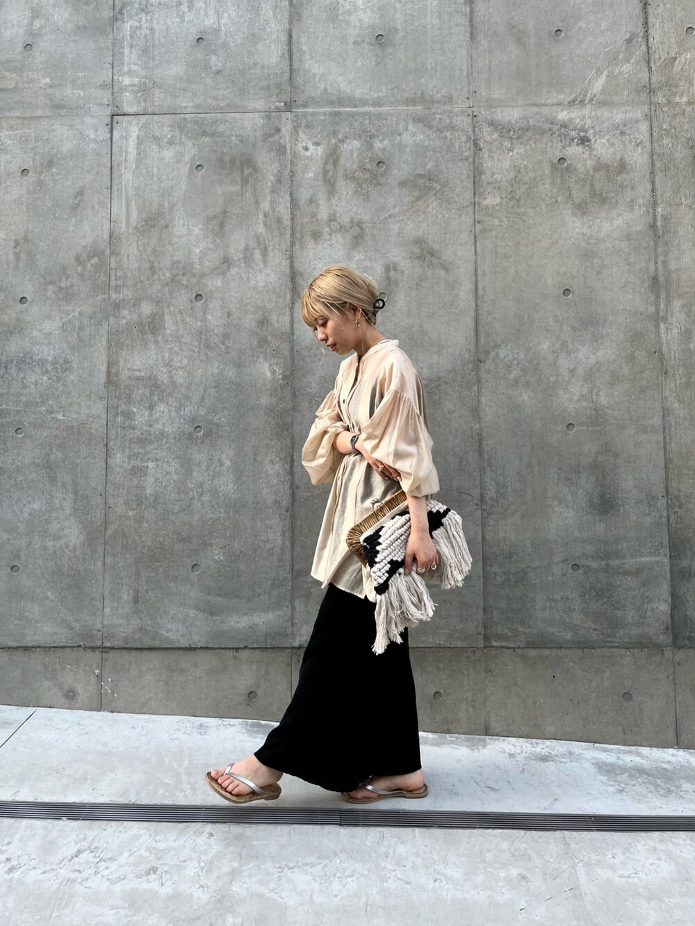 ベージュ系のシャツ/ブラウス、ブラック系のスカートを着用したレディースの春コーディネートの3枚目の写真