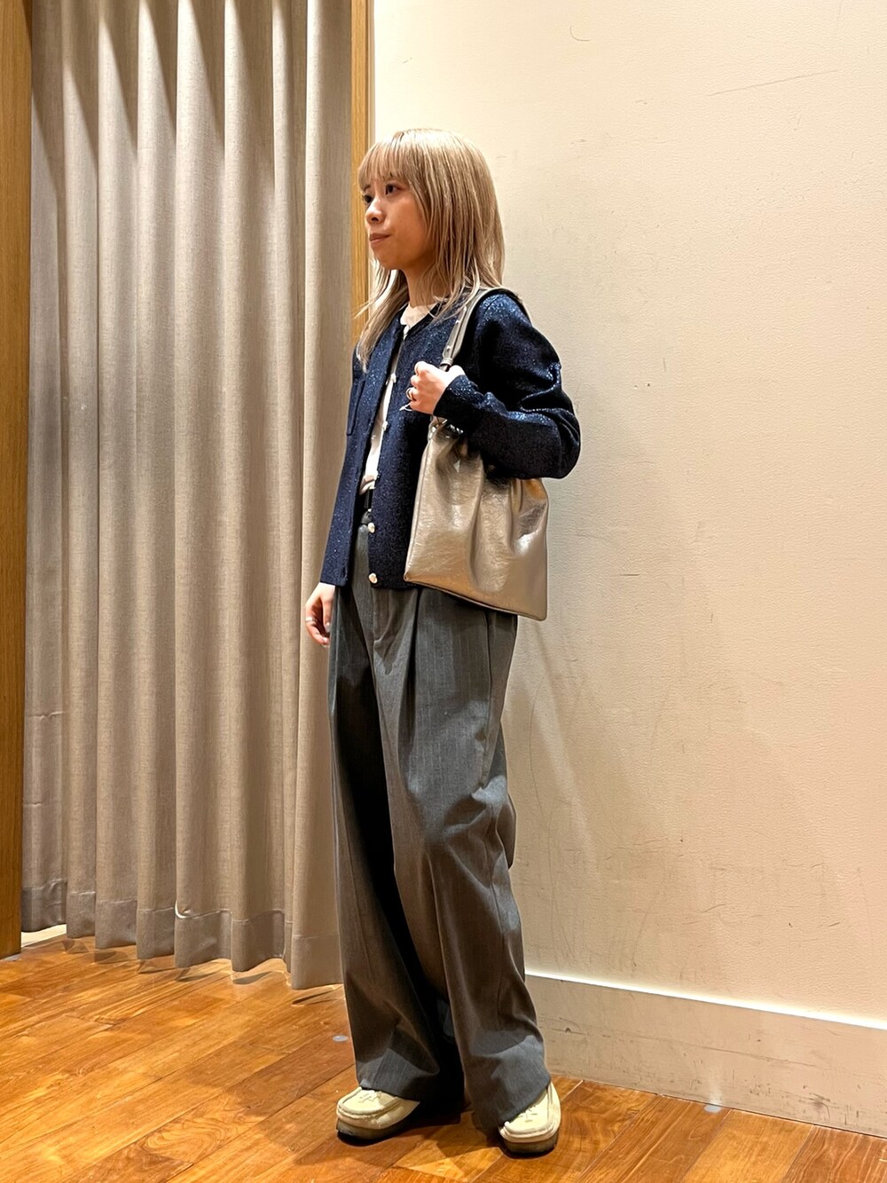 ブルー系のカーディガン/ボレロ、その他のショルダーバッグを着用したレディースの冬コーディネートの2枚目の写真