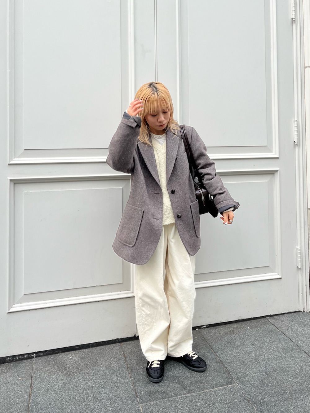 ブラウン系のテーラードジャケット、ホワイト系のその他パンツ、ホワイト系のニット/セーターを着用したレディースの冬コーディネートの5枚目の写真