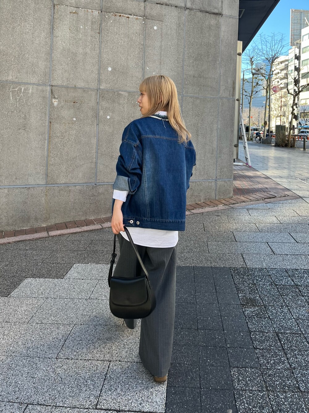 ブルー系のデニムジャケットを着用したレディースの冬コーディネートの2枚目の写真