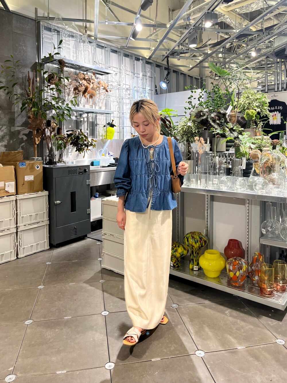 ブルー系のシャツ/ブラウス、ホワイト系のスカートを着用したレディースの夏コーディネートの5枚目の写真