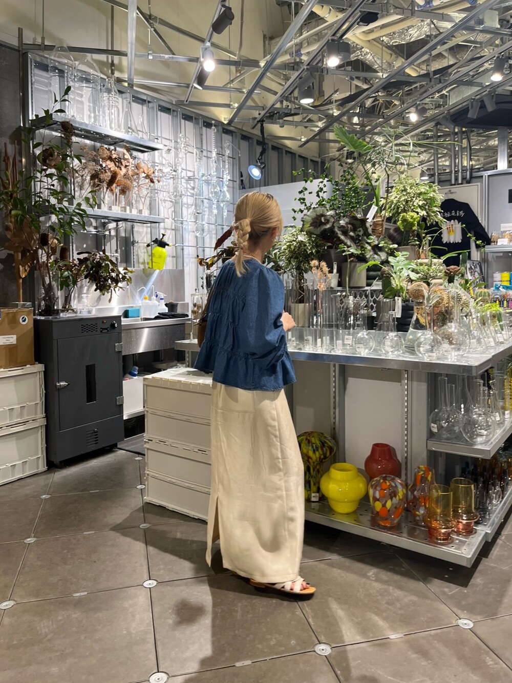 ブルー系のシャツ/ブラウス、ホワイト系のスカートを着用したレディースの夏コーディネートの6枚目の写真