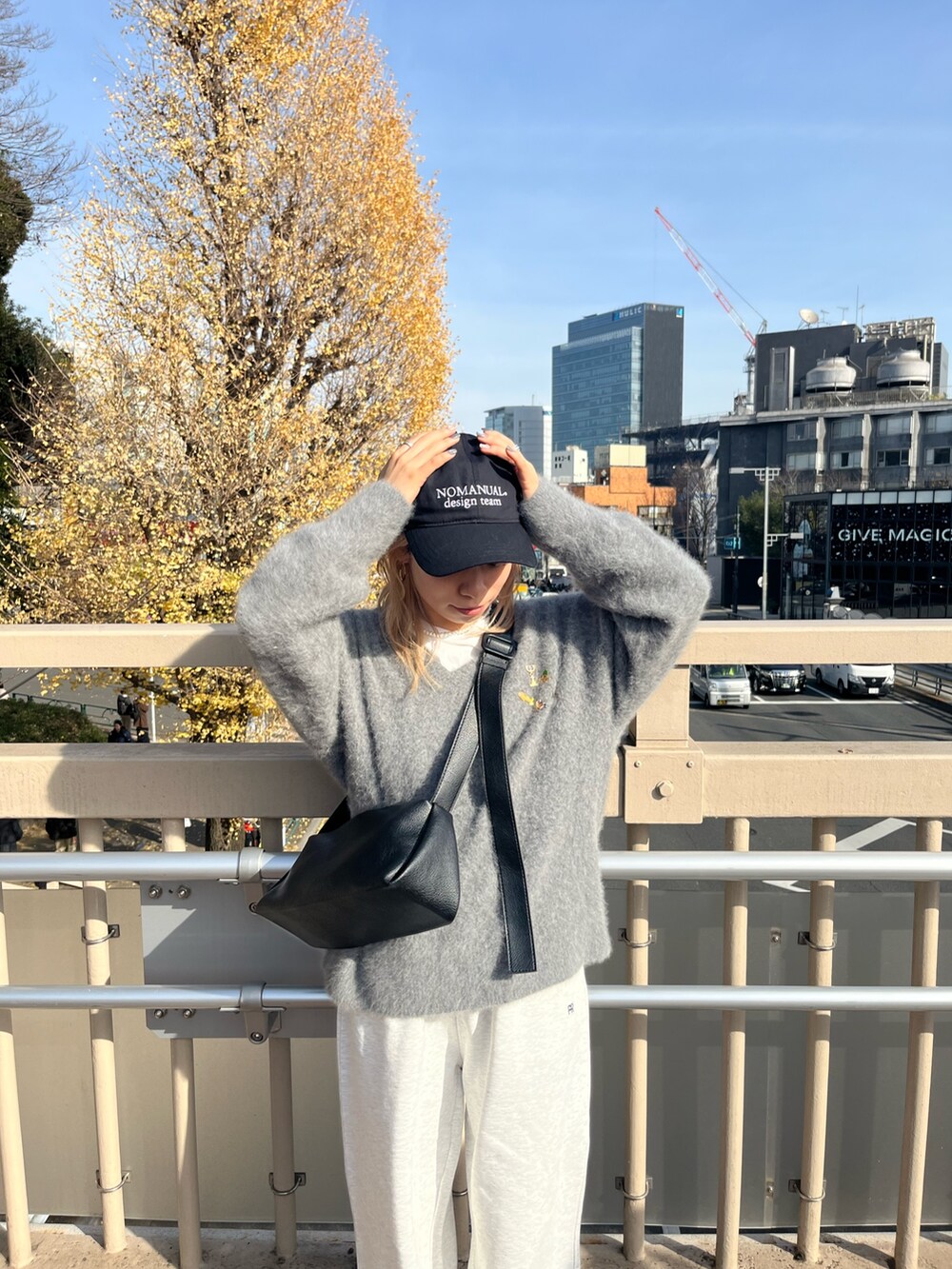 グレー系のニット/セーターを着用したレディースの冬コーディネートの2枚目の写真