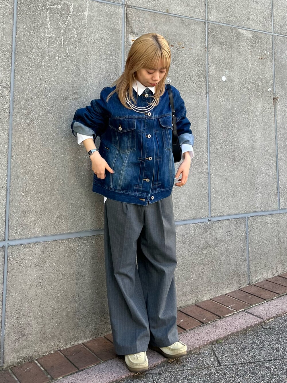 ブルー系のデニムジャケットを着用したレディースの冬コーディネートの4枚目の写真