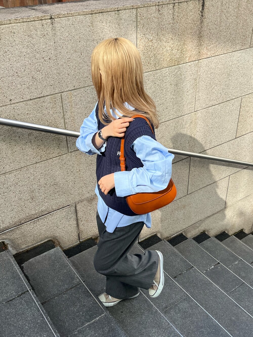 ブルー系のベストを着用したレディースの冬コーディネートの5枚目の写真