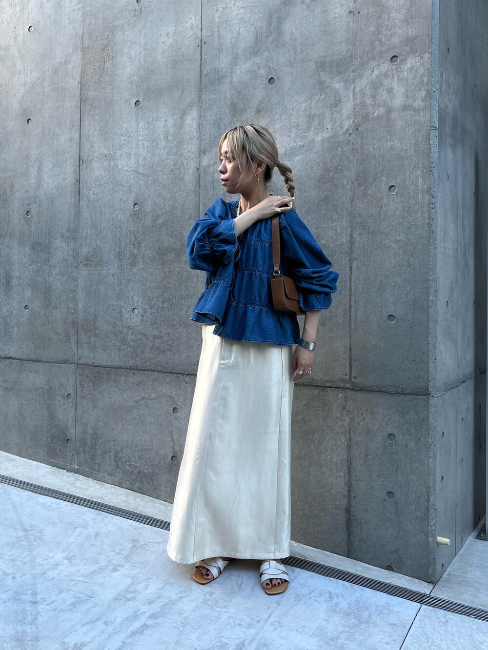ブルー系のシャツ/ブラウス、ホワイト系のスカートを着用したレディースの夏コーディネートの7枚目の写真