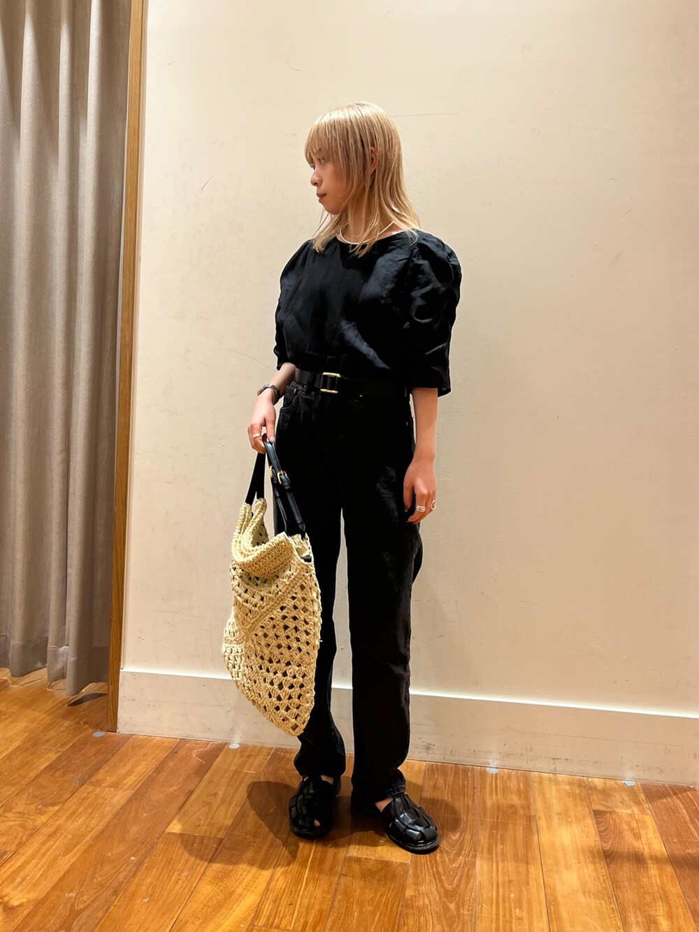 ブラック系のシャツ/ブラウス、ベージュ系のかごバッグを着用したレディースの夏コーディネートの2枚目の写真