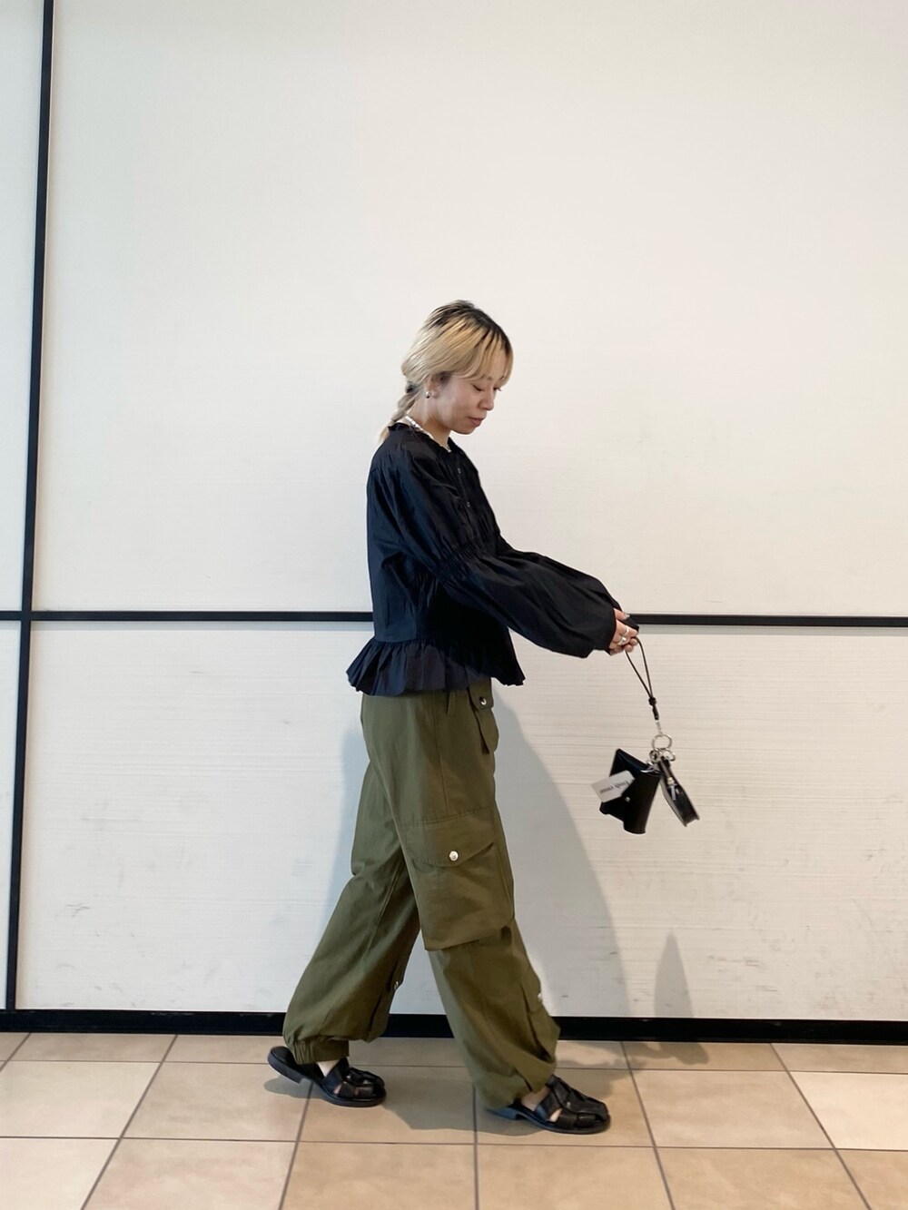 ブラック系のショルダーバッグ、ブラック系のシャツ/ブラウスを着用したレディースの秋コーディネートの2枚目の写真