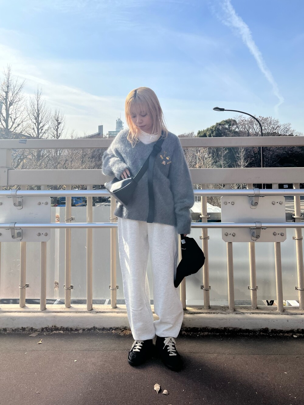 グレー系のニット/セーターを着用したレディースの冬コーディネートの3枚目の写真