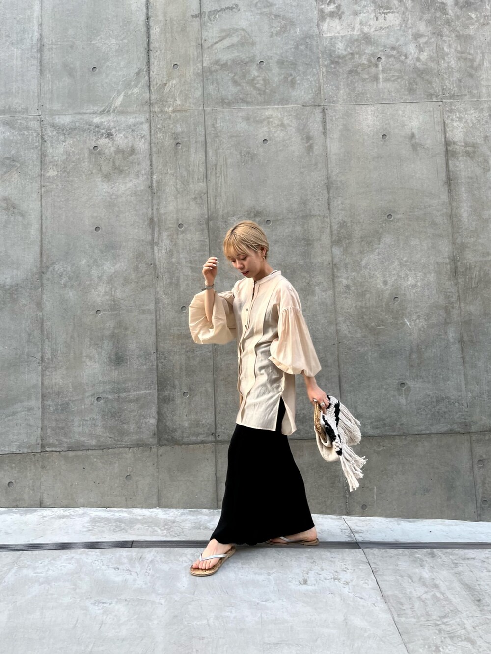 ベージュ系のシャツ/ブラウス、ブラック系のスカートを着用したレディースの春コーディネートの4枚目の写真