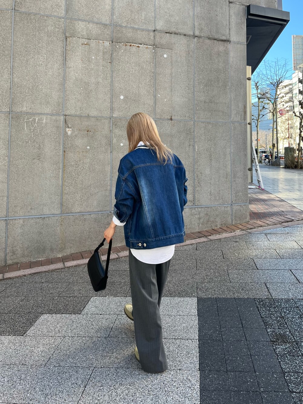 ブルー系のデニムジャケットを着用したレディースの冬コーディネートの3枚目の写真