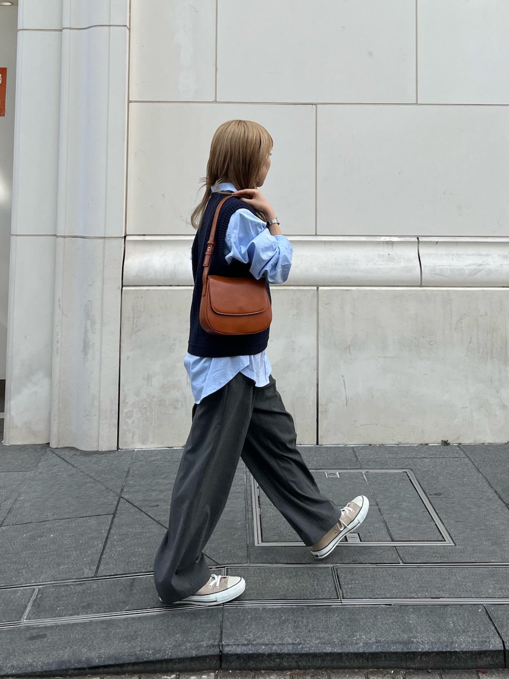 ブルー系のベストを着用したレディースの冬コーディネートの3枚目の写真