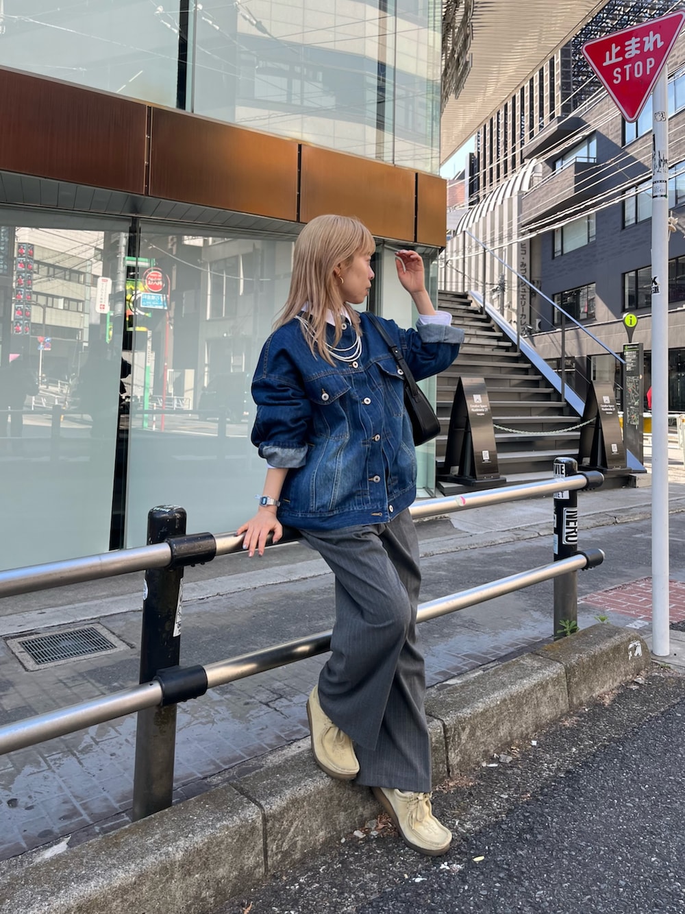 ブルー系のデニムジャケットを着用したレディースの冬コーディネートの6枚目の写真