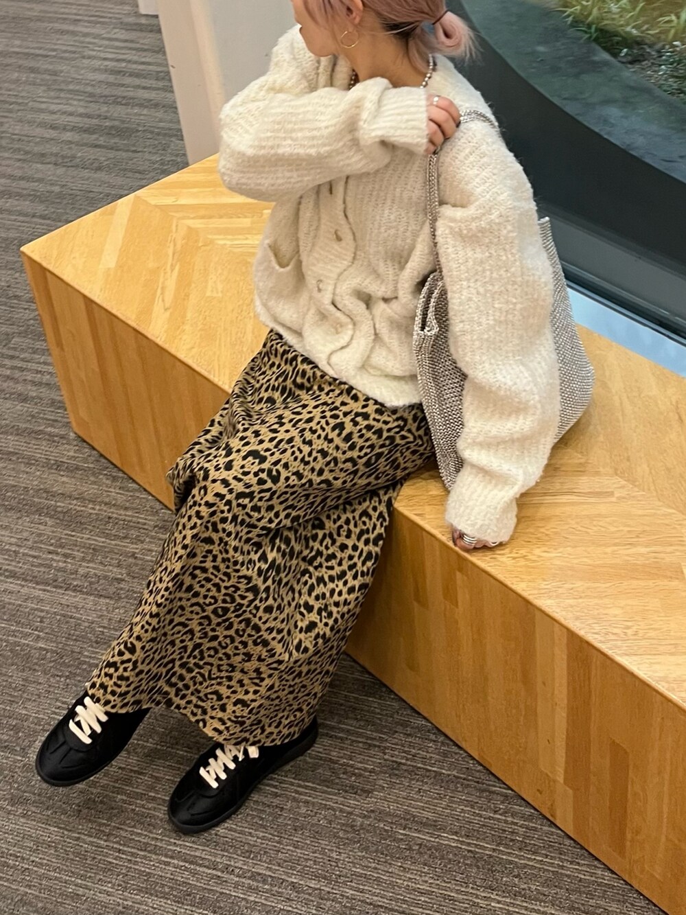 ベージュ系のスカート、ホワイト系のカーディガン/ボレロを着用したレディースの秋コーディネートの4枚目の写真