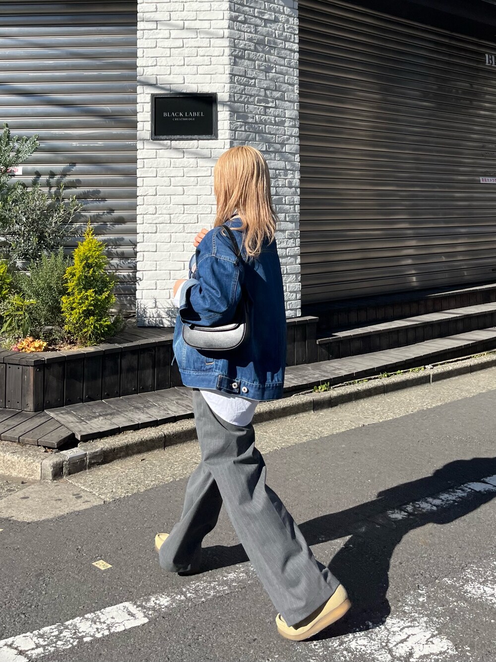 ブルー系のデニムジャケットを着用したレディースの冬コーディネートの7枚目の写真