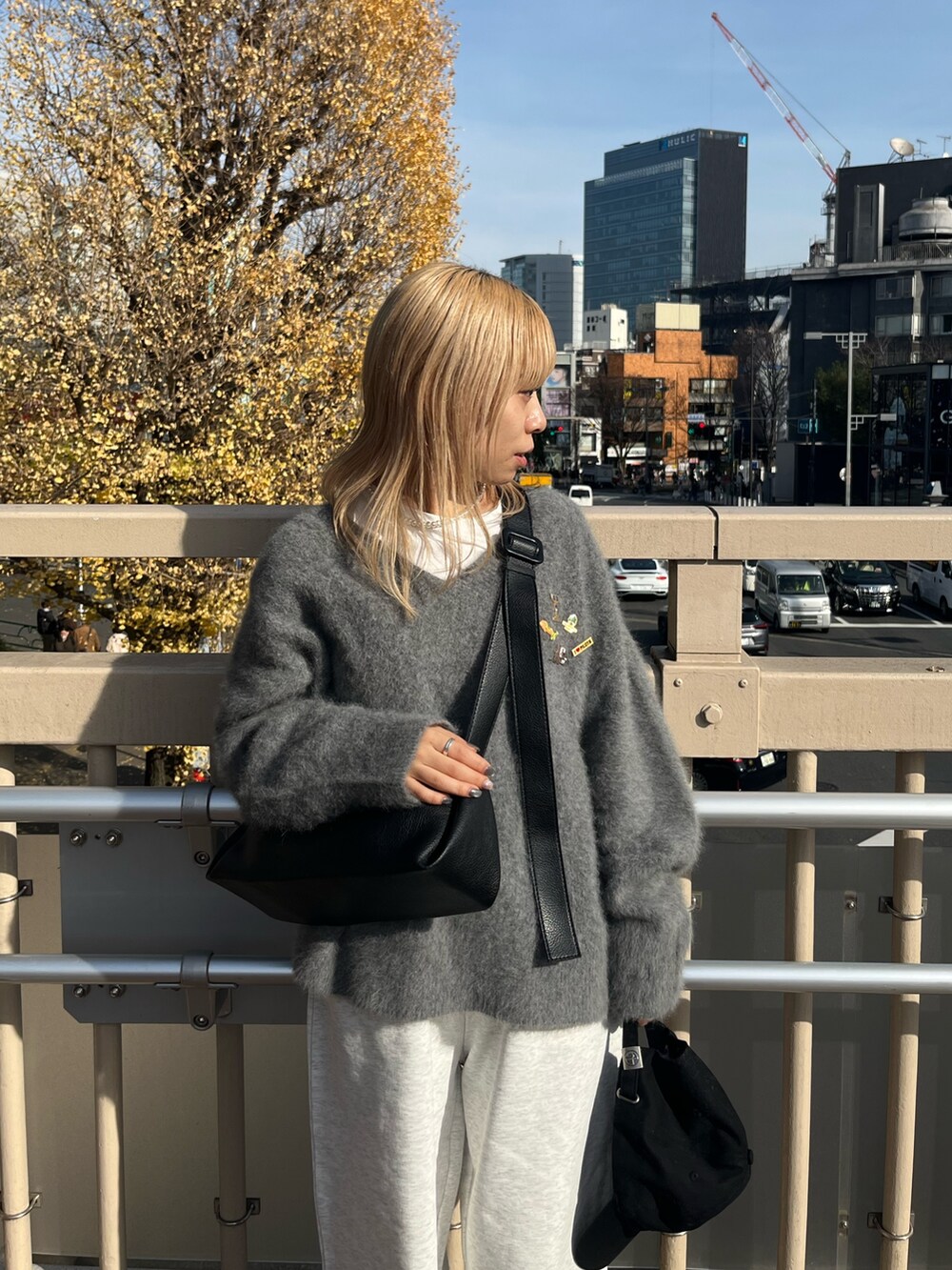 グレー系のニット/セーターを着用したレディースの冬コーディネートの4枚目の写真