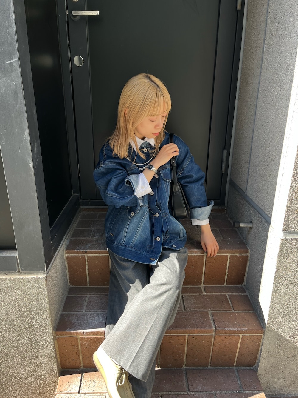 ブルー系のデニムジャケットを着用したレディースの冬コーディネートの5枚目の写真