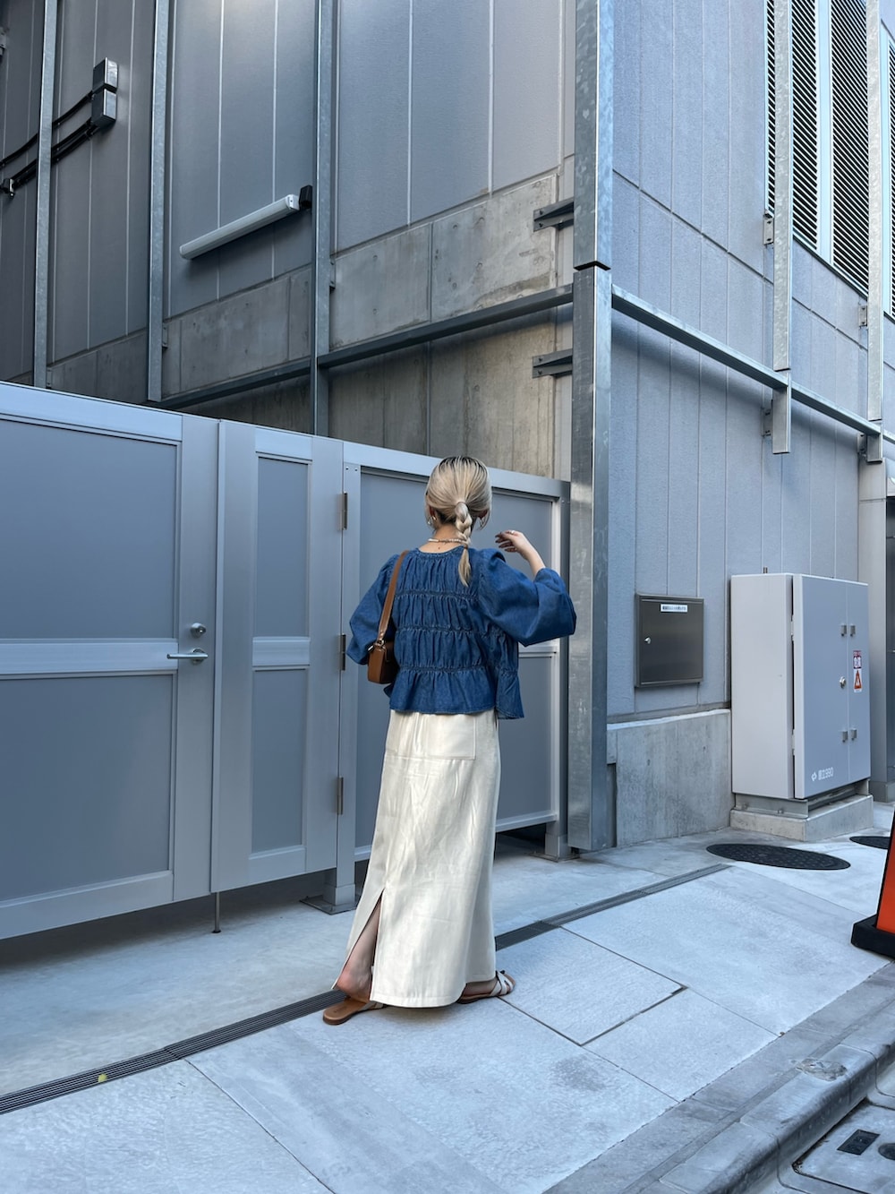 ブルー系のシャツ/ブラウス、ホワイト系のスカートを着用したレディースの夏コーディネートの4枚目の写真