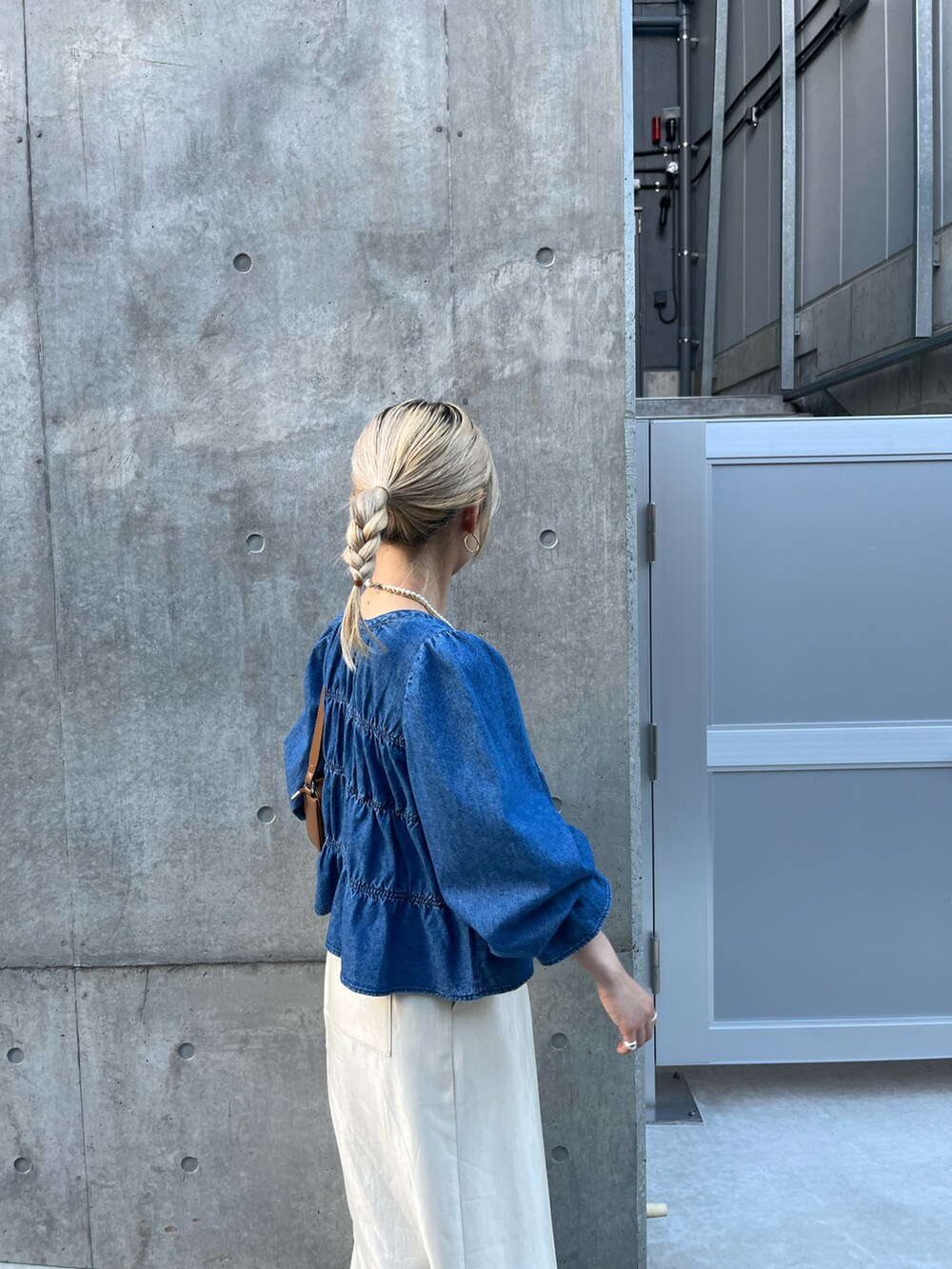 ブルー系のシャツ/ブラウス、ホワイト系のスカートを着用したレディースの夏コーディネートの2枚目の写真