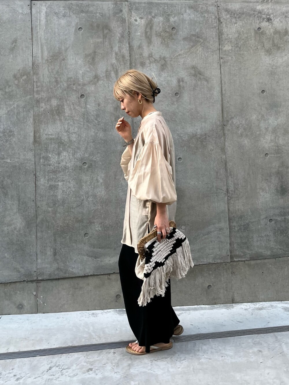 ベージュ系のシャツ/ブラウス、ブラック系のスカートを着用したレディースの春コーディネートの7枚目の写真