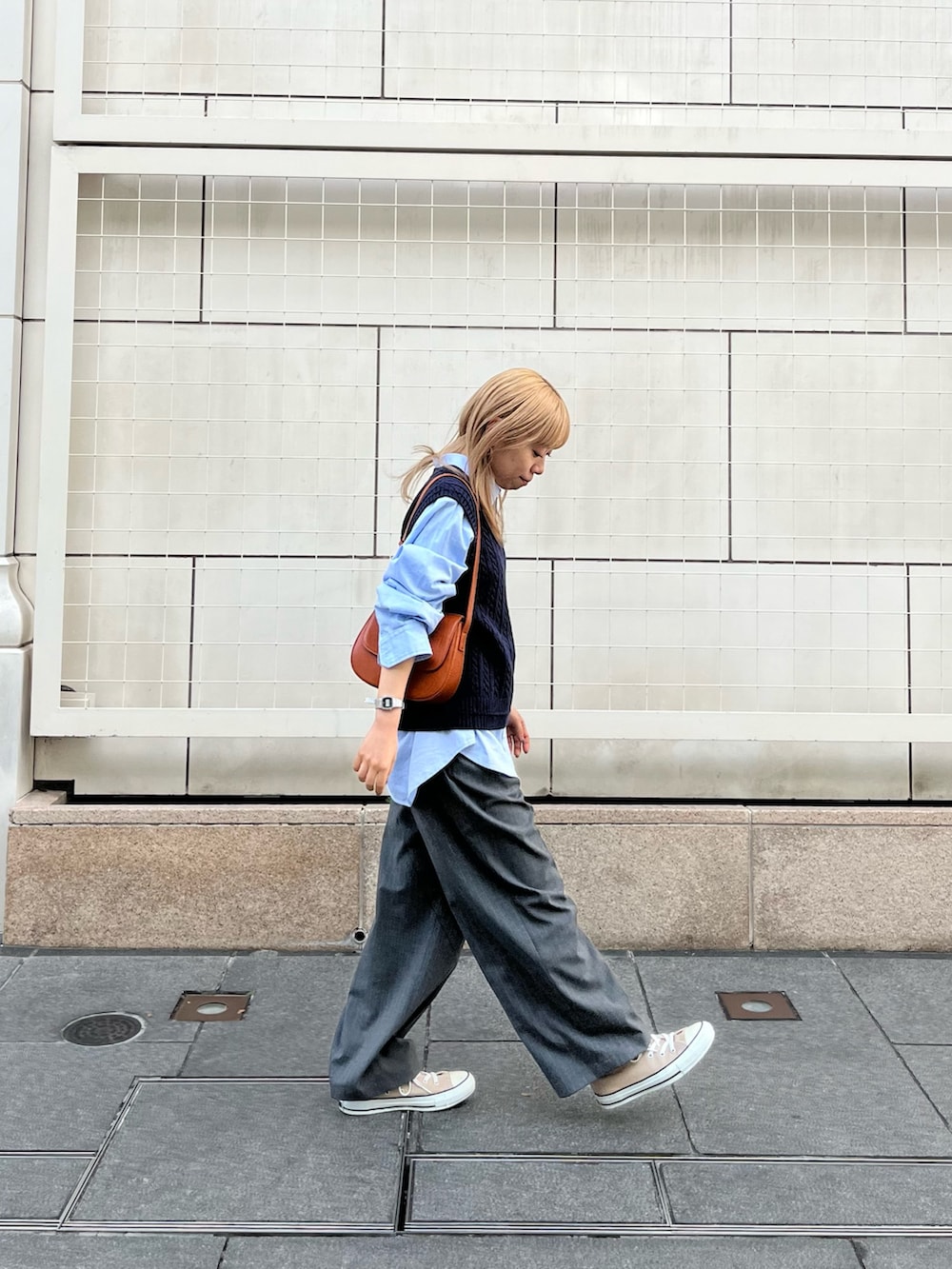 ブルー系のベストを着用したレディースの冬コーディネートの2枚目の写真