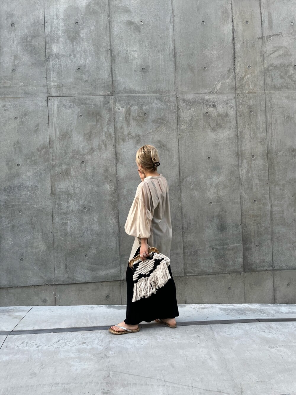 ベージュ系のシャツ/ブラウス、ブラック系のスカートを着用したレディースの春コーディネートの5枚目の写真