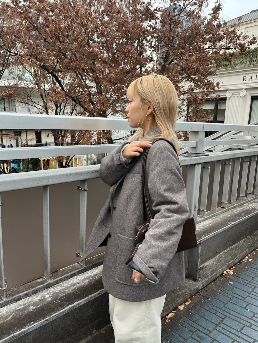 ブラウン系のテーラードジャケット、ホワイト系のその他パンツ、ホワイト系のニット/セーターを着用したレディースの冬コーディネートの4枚目の写真