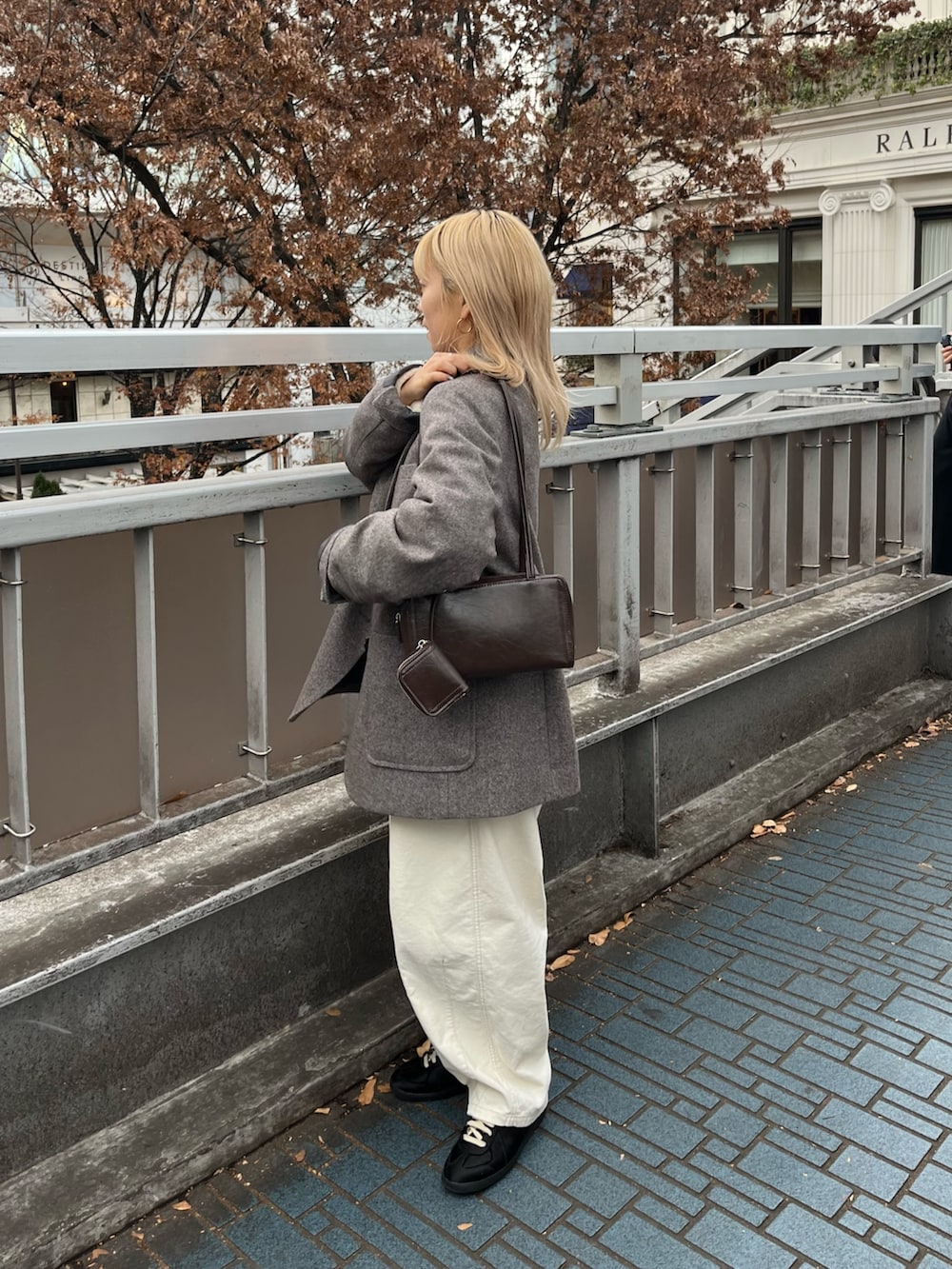 ブラウン系のテーラードジャケット、ホワイト系のその他パンツ、ホワイト系のニット/セーターを着用したレディースの冬コーディネートの3枚目の写真