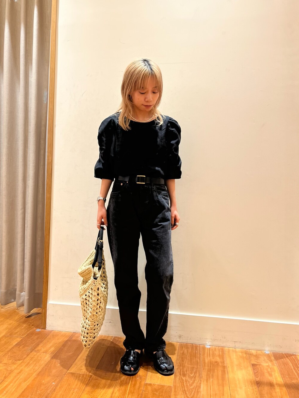 ブラック系のシャツ/ブラウス、ベージュ系のかごバッグを着用したレディースの夏コーディネートの3枚目の写真