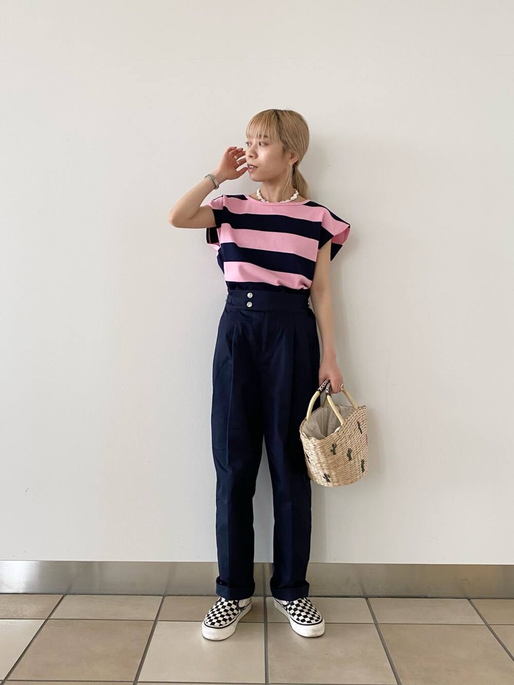 ブルー系のその他パンツ、ピンク系のTシャツ/カットソー、グリーン系のかごバッグを着用したレディースの春コーディネートの2枚目の写真