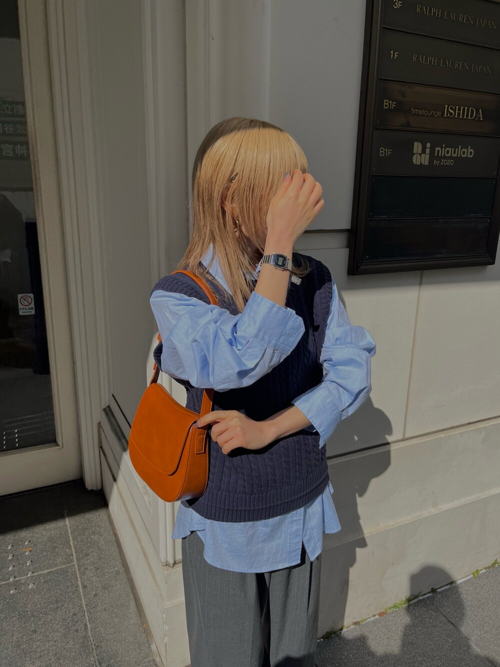 ブルー系のベストを着用したレディースの冬コーディネートの4枚目の写真