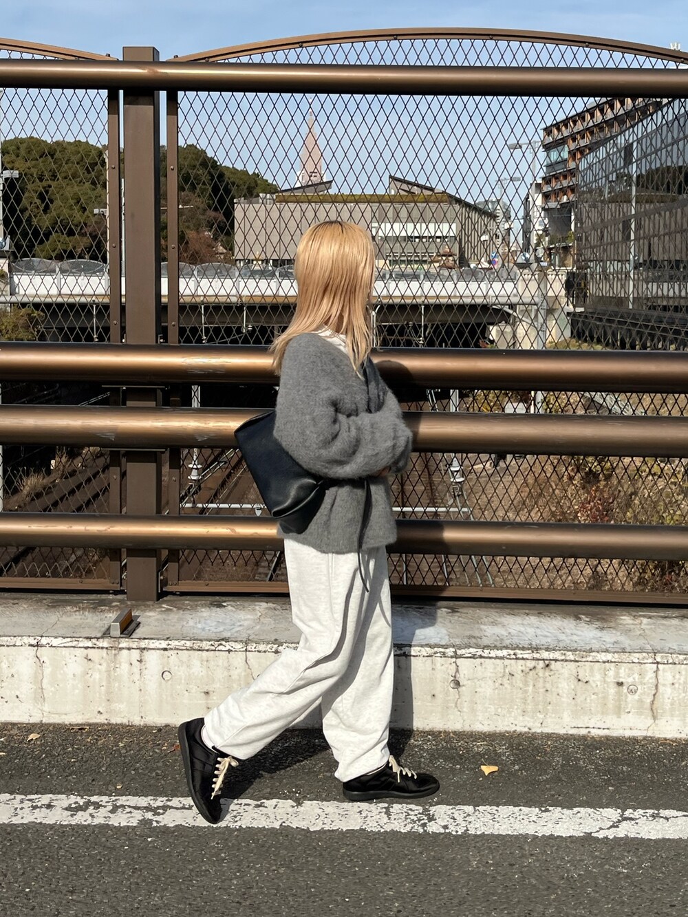 グレー系のニット/セーターを着用したレディースの冬コーディネートの5枚目の写真