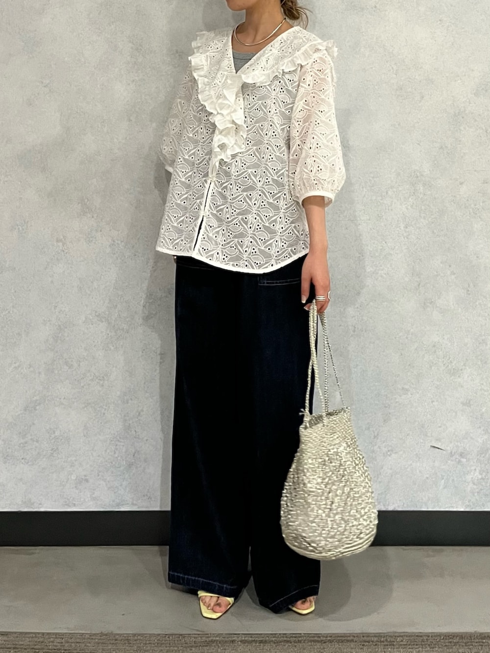 ホワイト系のシャツ/ブラウスを着用したレディースの夏コーディネートの3枚目の写真