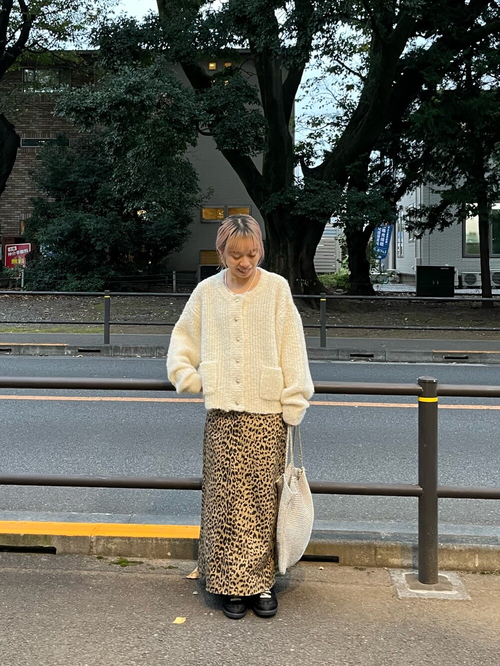 ベージュ系のスカート、ホワイト系のカーディガン/ボレロを着用したレディースの秋コーディネートの3枚目の写真