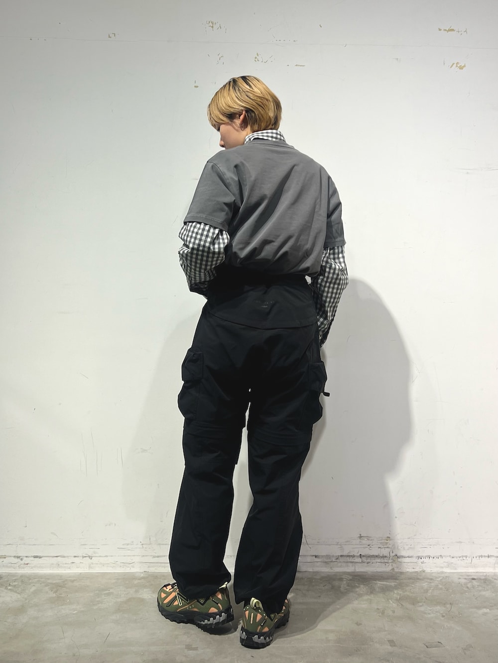 グレー系のTシャツ/カットソーを着用したレディースの春コーディネートの2枚目の写真