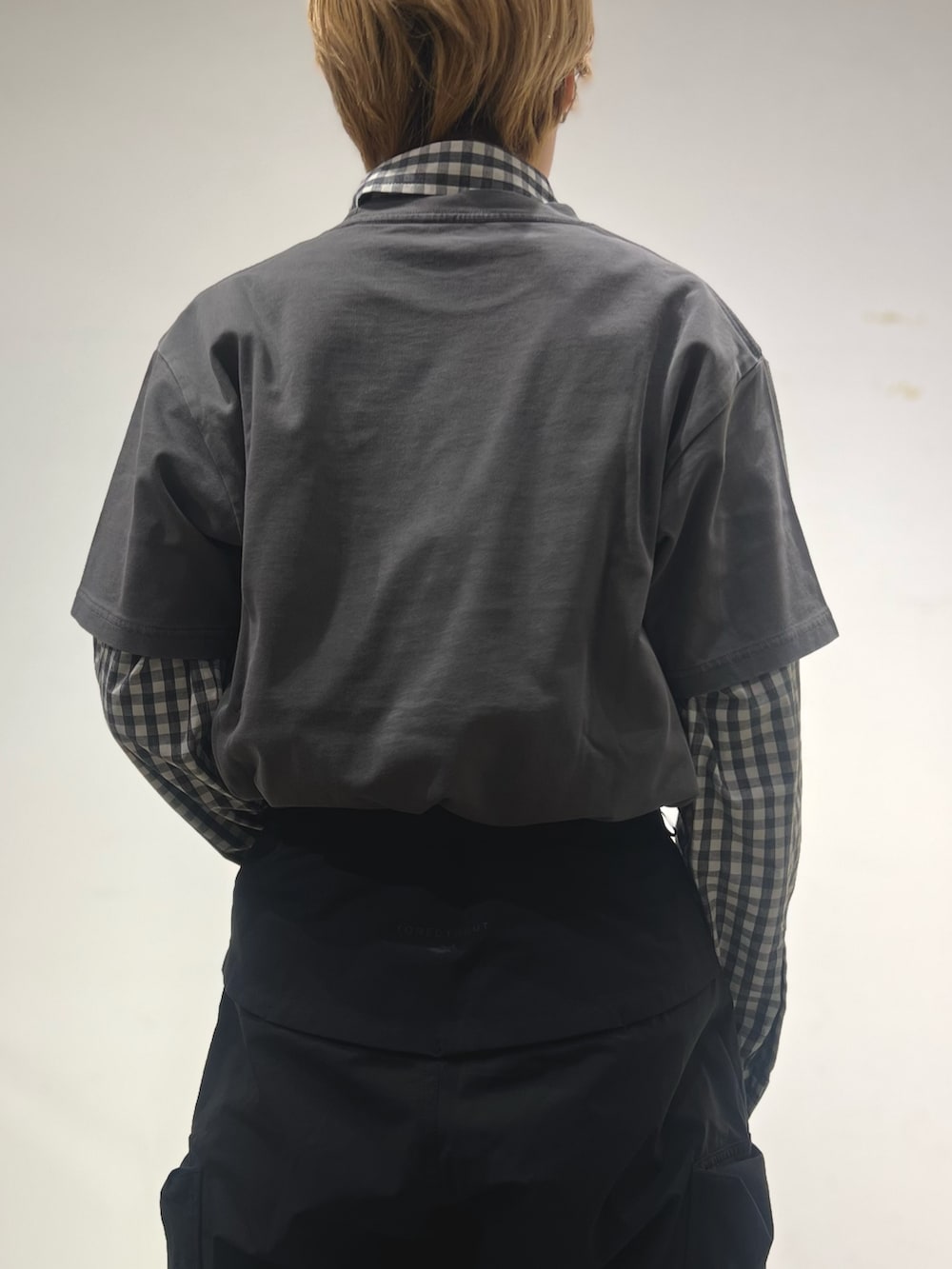 グレー系のTシャツ/カットソーを着用したレディースの春コーディネートの3枚目の写真