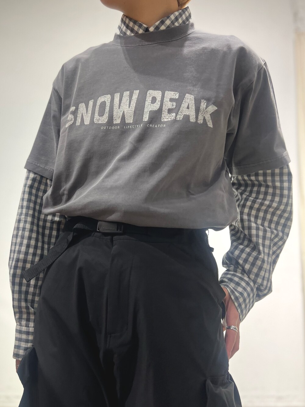 グレー系のTシャツ/カットソーを着用したレディースの春コーディネートの4枚目の写真