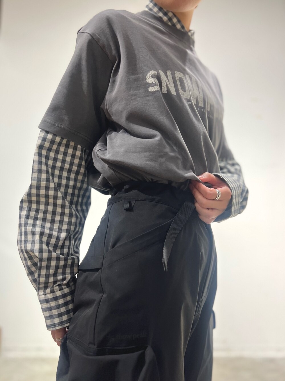 グレー系のTシャツ/カットソーを着用したレディースの春コーディネートの5枚目の写真